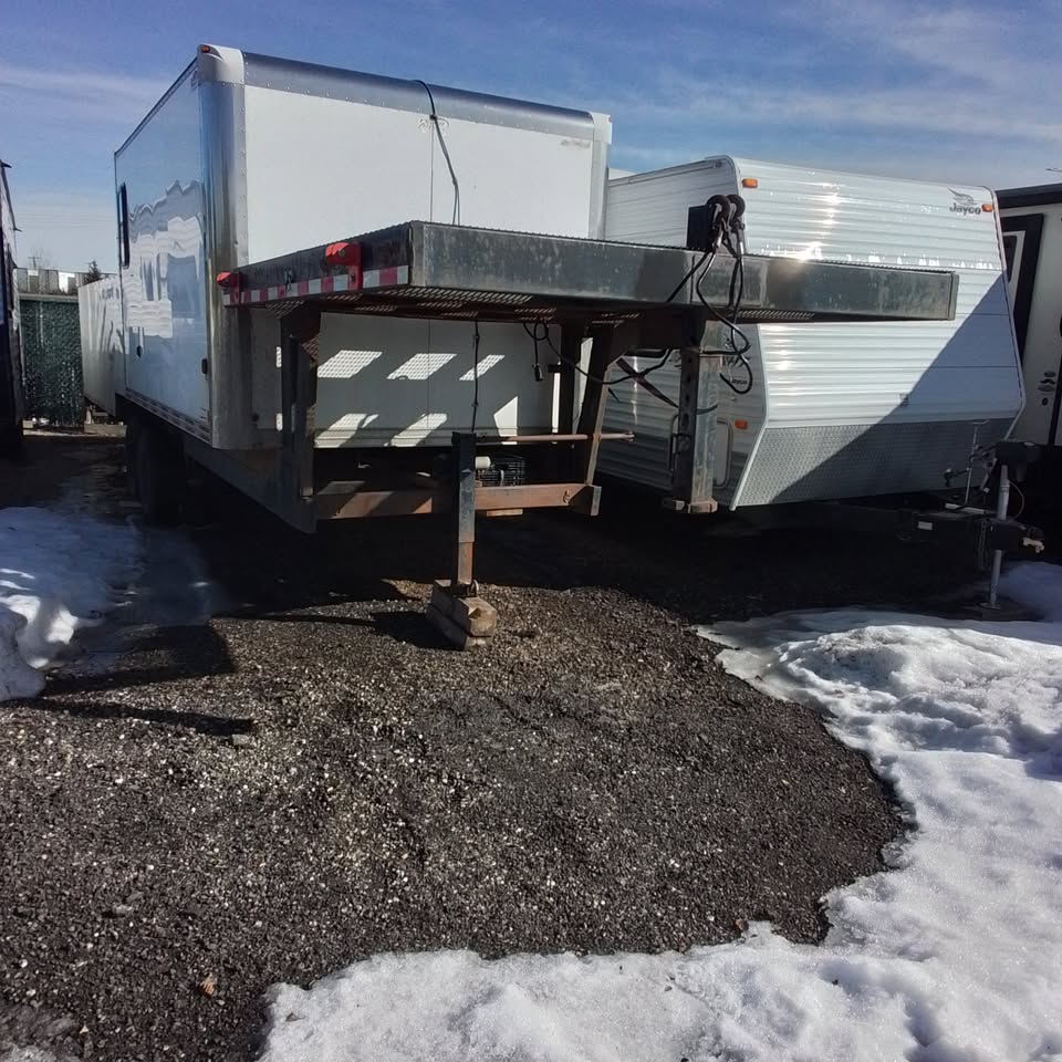 Side view of the TOMFIXALL trailer with enclosed section and open deck for local hauling, delivery and cleanup jobs in Edmonton.